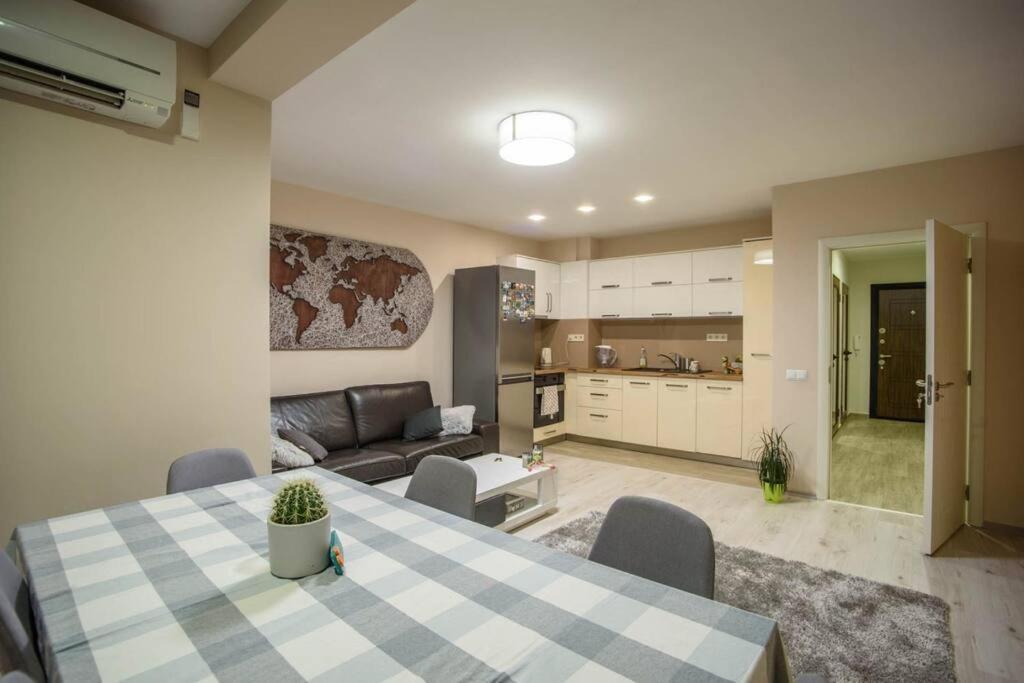 Sunny Spacious Apartment In A Great Location Kazanlŭk Exterior foto